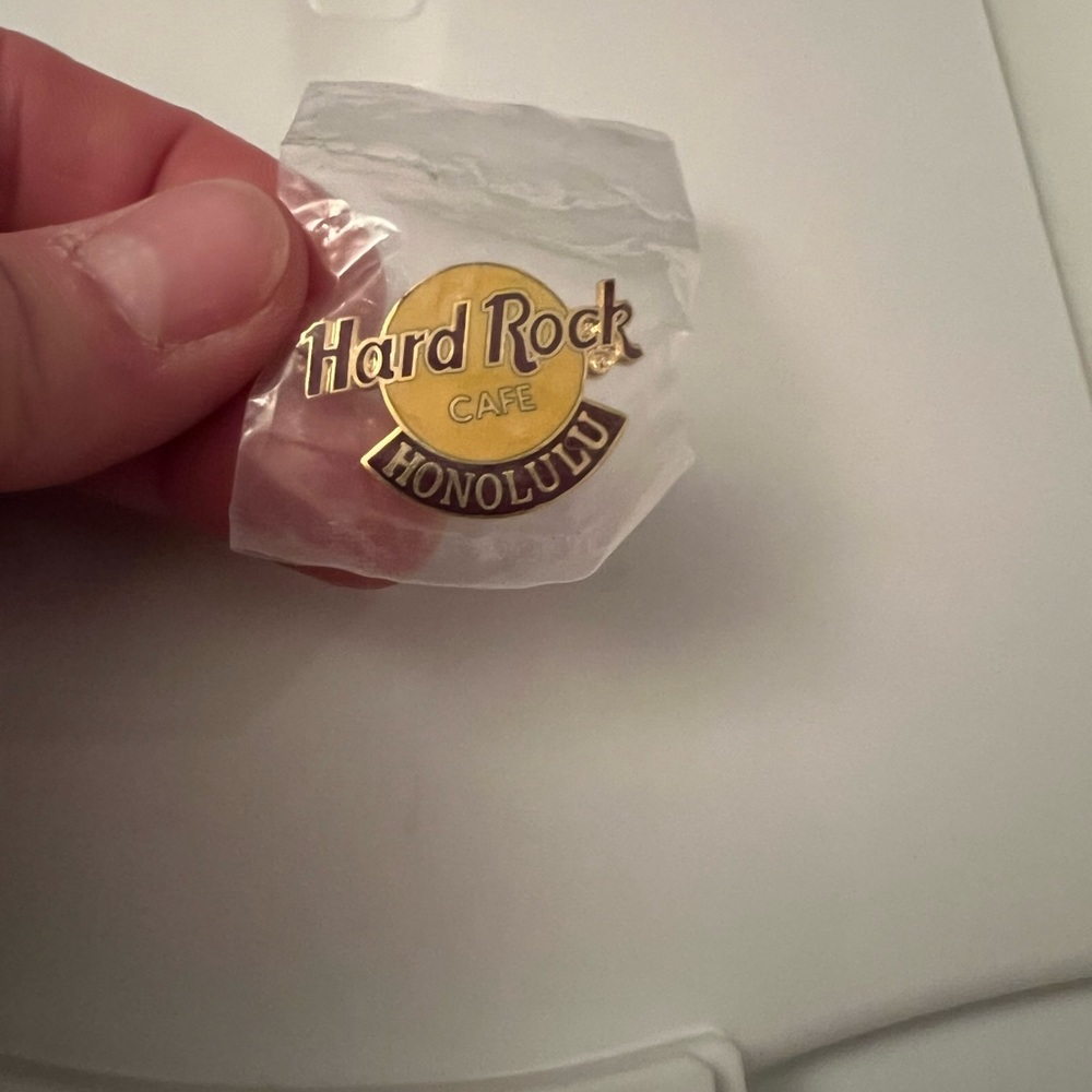 Lapel pin- Hard Rock Cafe Honolulu